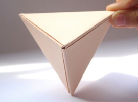 Piramidka zbudowana z modułów origami: prosta figura objętościowa