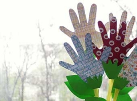 Kwiaty własnej roboty, wykonane z papieru do scrapbookingu i rurek