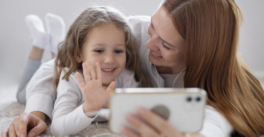 Rodzice zapatrzeni w iphony: jak to wpływa na dziecko